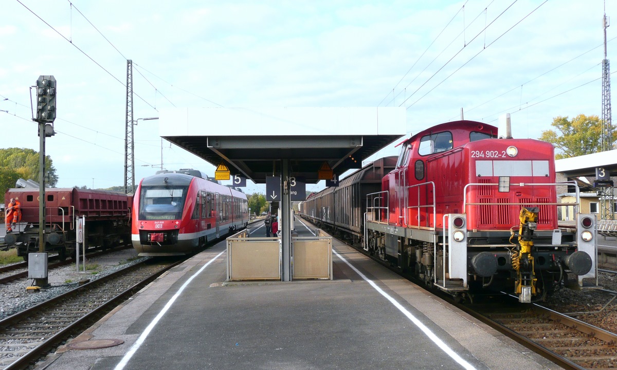 Auch auf den anderen Gleisen war in Steinach am 5.10.11 viel los: 648 808 wartete auf Gleis 5 auf die nächste Fahrt nach Rothenburg und 294 902 rangierte auf Gleis 4. 