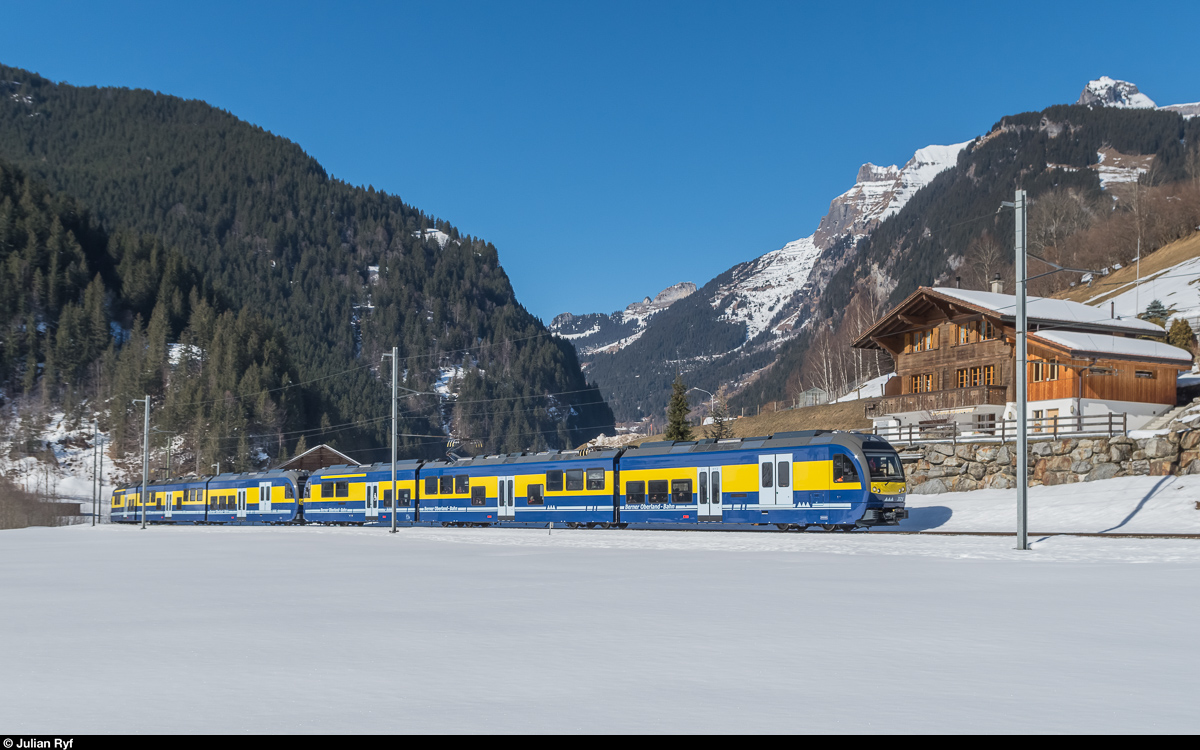 Auch auf der BOB haben die Stadler'schen Eierköpfe Einzug gehalten: Die neuen ABDeh 8/8 321 und 322 in Doppeltraktion am 15. Februar 2017 als Regio bei Schwendi. <br>
Solche deutlich übermotorisierten Doppeltraktionen sind nur in der Übergangsphase vorgesehen, bis alle 6 Triebzüge und 3 nachbestellten Gelenksteuerwagen (total 8) abgeliefert und im Einsatz sind. Ebenfalls nur bis dann sind die neuen Züge jeweils am  äusseren  Ende noch mit einer GF-Kupplung ausgerüstet um zwischen Interlaken und Zweilütschinen mit den bestehenden Zügen gekuppelt werden zu können (danach wird komplett auf automatische Schwab-Kupplung umgestellt).