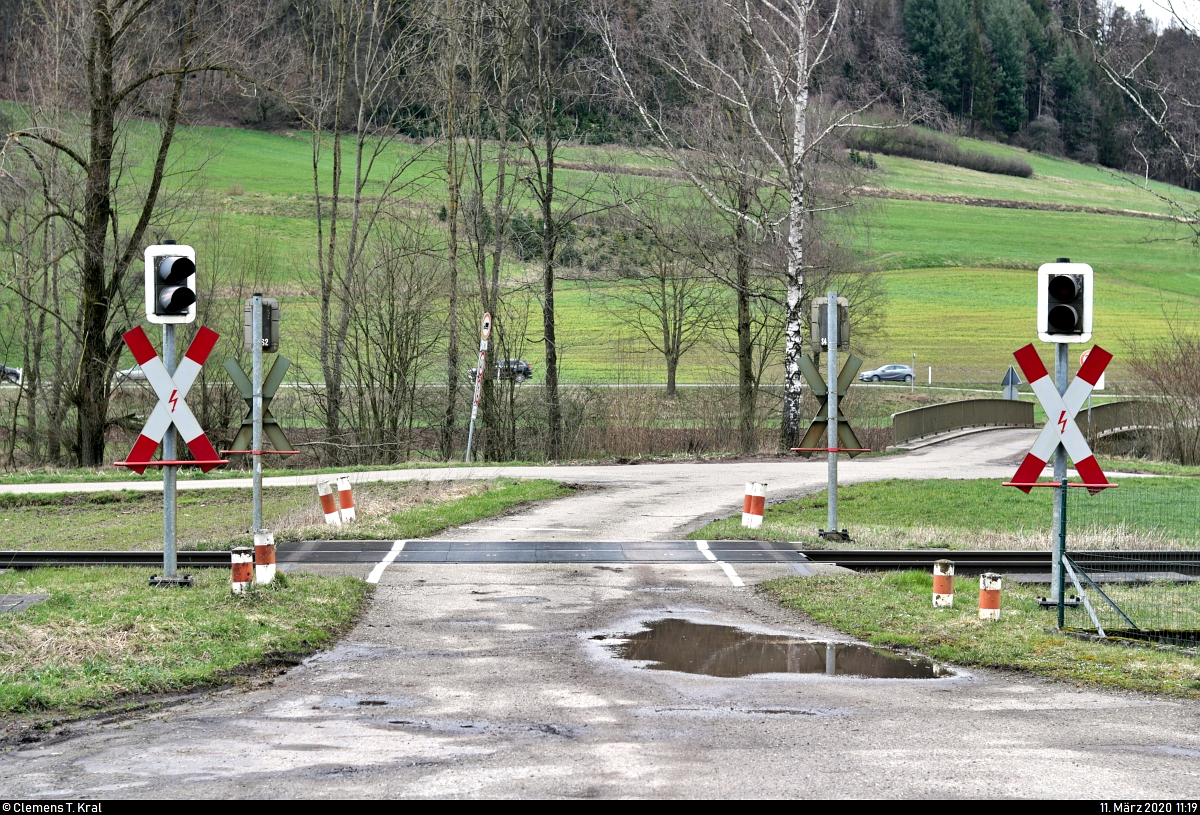 Auch auf einer Hauptbahn wie der Bahnstrecke Waiblingen–Schwäbisch Hall-Hessental (Murrbahn | KBS 785) gibt es (noch) unbeschrankte Bahnübergänge.
So gesehen bei einer kleinen Wanderung zwischen Sulzbach an der Murr und Schleißweiler.
[11.3.2020 | 11:19 Uhr]