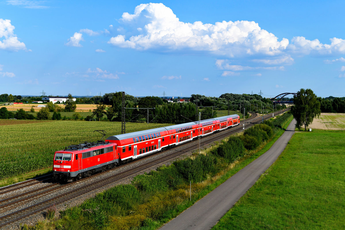 Auch auf der KBS 910 läuft die Zeit der Einsätze der Baureihe 111 unweigerlich ab. Der Wechsel auf die neuen Triebwagen der Baureihe 445 ist praktisch abgeschlossen. Am 13. Juli 2018 war 111 201 noch vor der RB 57152 zu beobachten, einem Verstärker zwischen München und Donauwörth zur Berufsverkehrszeit. Die Aufnahme entstand bei Nordheim. 