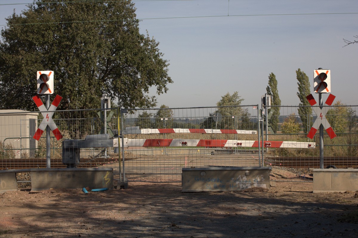 Auch auf den kleinen Baustellen der S-Bahnlinie S1 geht es vorwrts, die neuen 
Warnkreuze mit Blinklicht sind schon aufgestellt. 05.10.2013  11:49 Uhr in der Nassau vor Meien