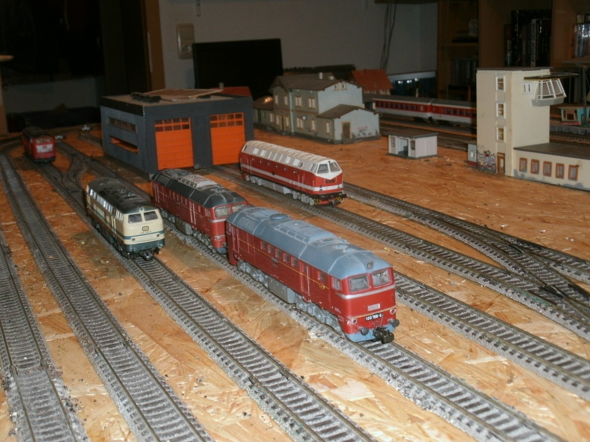 Auch auf meiner neuen H0-Anlage gibt es im Bw für mich genug Arbeit,wie das Einschottern der Gleise.