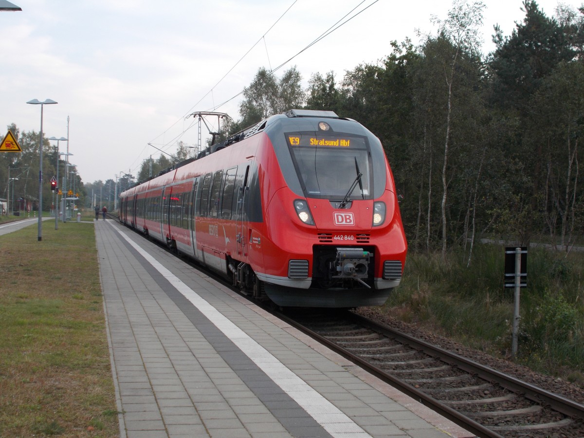 Auch auf der Strecke Lietzow-Binz haben sich die Talent 2 ausgebreitet.Am 20.September 2014 fuhr der 442 840,als RE 13014 Binz-Rostock von Prora los.