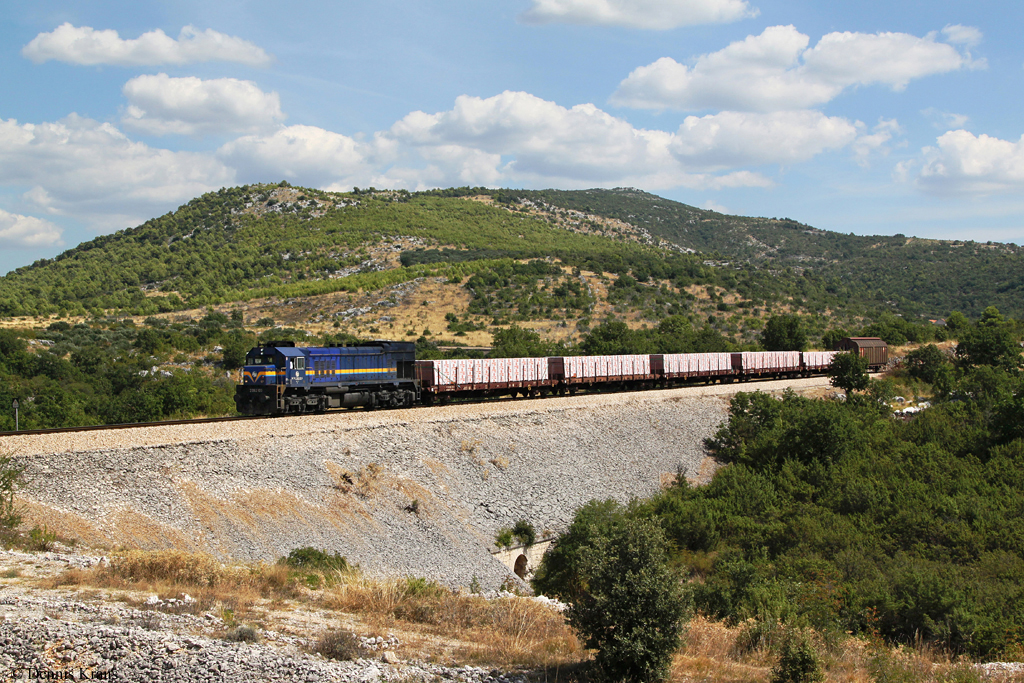 Auch auf der Strecke von Perkovic nach Sibenik sind ein paar Gterzge unterwegs. 2062 103 ist am 30.08.2013 mit dem 61151 bei Ripiste Richtung Sibenik unterwegs.
