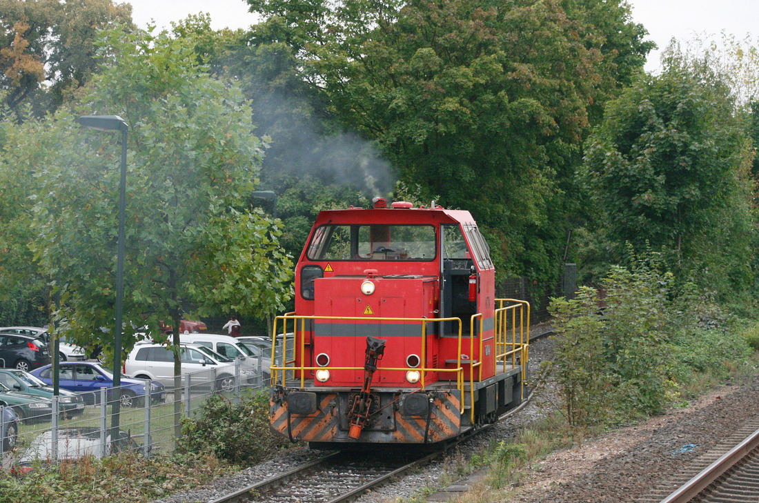 Auch diese Aufnahme ist (leider) nicht mehr wiederholbar.
Die auf dem Foto zu sehende MaK DE 501 (Fabriknummer 700044) ist mittlerweile
bei Outokumpu Nirosta in Dillenburg daheim.
Das Outokumpu-Werk in Düsseldorf-Benrath ist mittlerweile außer Betrieb 
und wird aktuell abgerissen.
Aufgenommen am 14. September 2012.