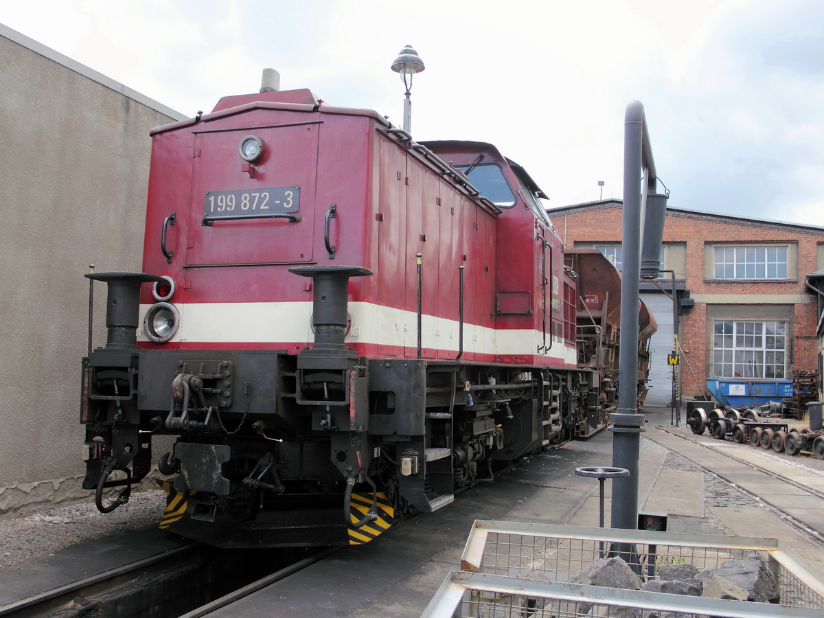Auch diese Aufnahme wurde im Rahmen einer Führung bei einer Sonderfahrt des Freundeskreises Selketalbahn von Gernrode nach Wernigerode am 24. Mai 2014 auf dem Betriebsgelände der Werkstatt der HSB in Wernigerode Westerntor gefertigt.

199 872-3 mit auf geklappten Puffern und Rollbockwagen.