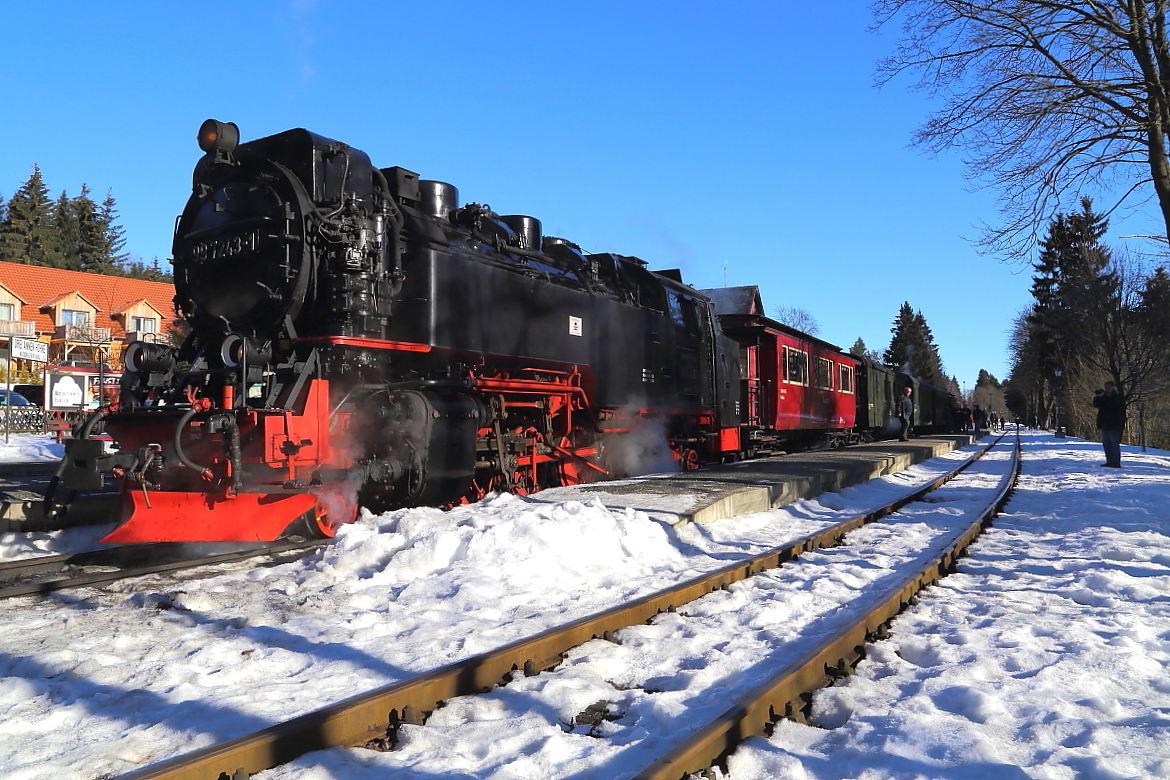 Auch aus der  Häschen-Perspektive  macht der Sonderzug der IG HSB eine gute Figur!! ;-) (Aufnahme vom 13.02.2015 im Bahnhof Drei Annen Hohne)