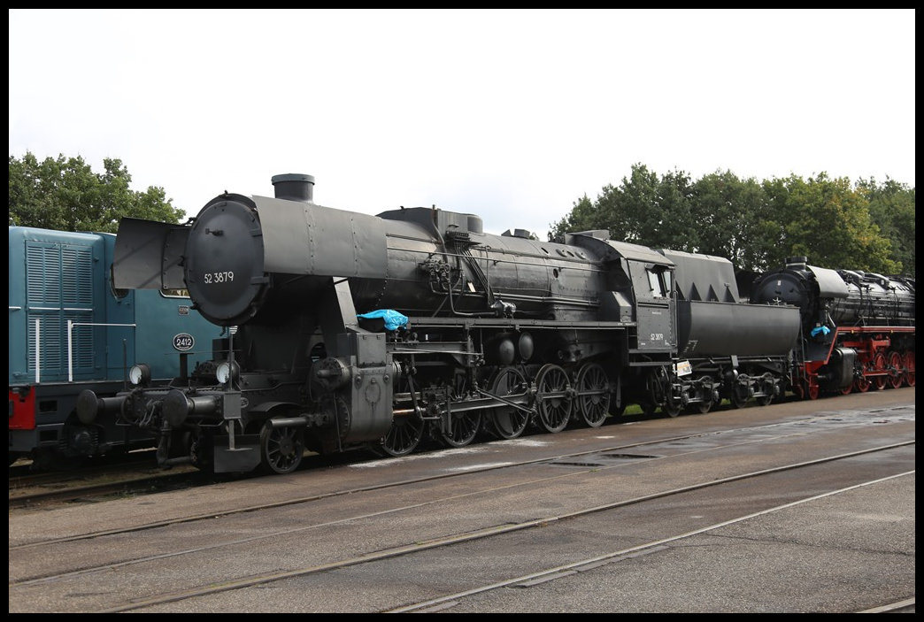 Auch außerhalb der Veranstaltungstermine ist die VSM in Beekbergen immer einen Besuch wert. Da tagsüber häufig Vereinsmitglieder irgendwelche Arbeiten verrichten, ist auch der Zugang zum Gelände zumeist frei. Auch am 4.10.2023 war das der Fall. So konnte ich z. B. die ehemalige Kriegslok im Fotografieranstrich ablichten. Die in Beekbergen erhalten gebliebene Lok trägt die Nummer 523879.