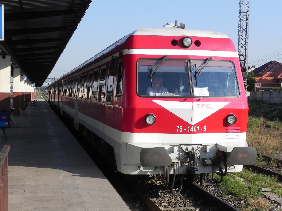 Auch die Bahngesellschaft  TFC  f�hrt mit ehemaligen  614 , aber ohne umgebaute Frontpartie. Hier der f�r meinen Geschmack sehr gef�llig lackierte  76-1401-9 am 31.08.2013 um 09:04 Uhr im Bahnhof Oradea. 