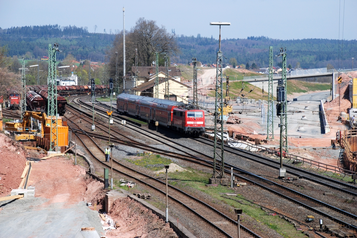 Auch der Bahnhof Neuhof bei Fulda wurde Anfang der 2010er Jahre stark umgekrempelt. Als 111 188 (übrigens die ehemalige S-Bahn-111 mit der höchsten Nummer) am 24.4.2010 ihren RE Richtung Fulda schiebt, führten noch beide Streckengleise durch den alten Bahnhof Neuhof.