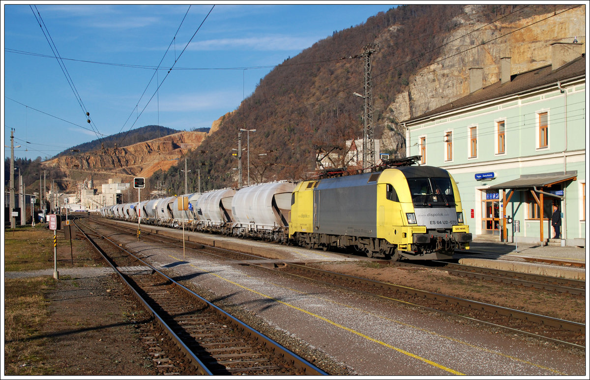 Auch der Bahnhof Peggau-Deutschfeistritz ist mittlerweile durch Mittelbahnsteig und Lärmschutzwände verschandelt. 182 570 (ES 64 U2-070) zu diesem Zeitpunkt durch MRCE Dispolok GmbH an die LTE vermietet, mit dem vollen Kaolinzug 48989 von Antwerpen nach Gratkorn am 3.12.2009 bei der Durchfahrt in Peggau-Deutschfeistritz aufgenommen.