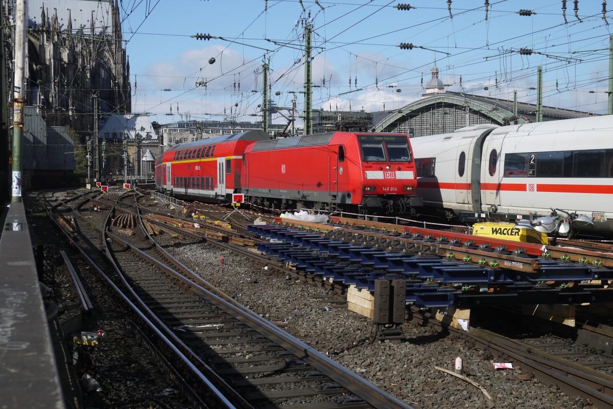 Auch die Bahnhofsgleise 1 bis 3 sind von den Sperrungen wegen der Arbeiten auf der Hohenzollernbrücke betroffen. 146 014 mit ihrem RE 1 ist aus Gleis 4 ausgefahren; der ICE 3 dahinter fährt nach Gleis 6 ein.