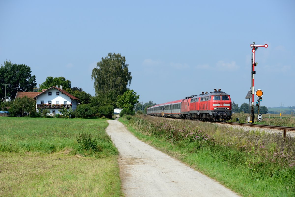 Auch die Baureihe 218 machte sich im Umleiterverkehr nützlich. Am 07. September 2014 passierten die beiden Kemptener 218 472 + 486 mit dem EC 113 das ESig des Bahnhofs Weidenbach.