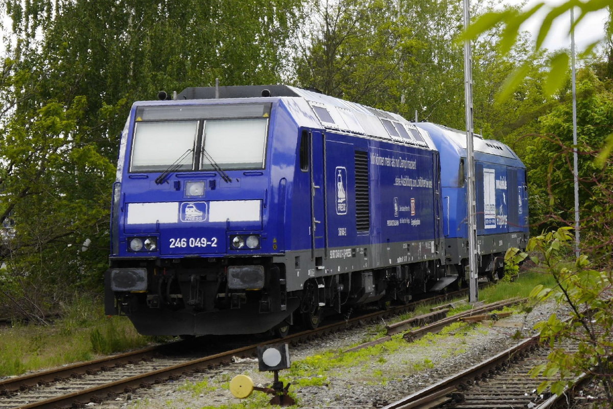 Auch bei der 246 049 stimmen PRESS-Zählung und offizielle NVR-Nummer nicht überein. 246 011, abgestellt (ziemlich versteckt) am Bahnhof Stendal am 14.5.19. Dahinter steht 223 052, die bei PRESS 253 015 heißt.