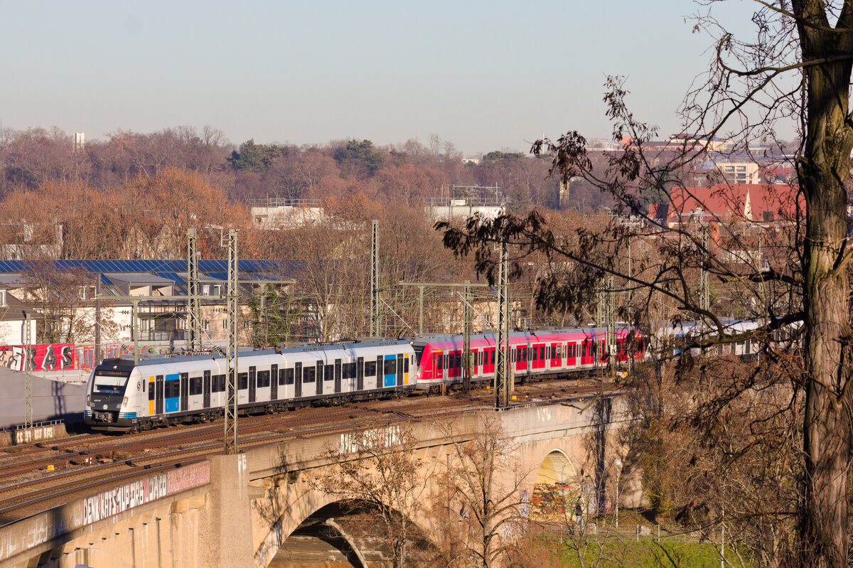 Auch bei den 430ern setzt sich nach und nach die neue Farbgebung des Aufgabenträgers durch. Hier führt am 16.12.2023 430 233 einen Langzug als S2 nach Filderstadt über die Neckarbrücke in Stuttgart-Bad Cannstatt. 
