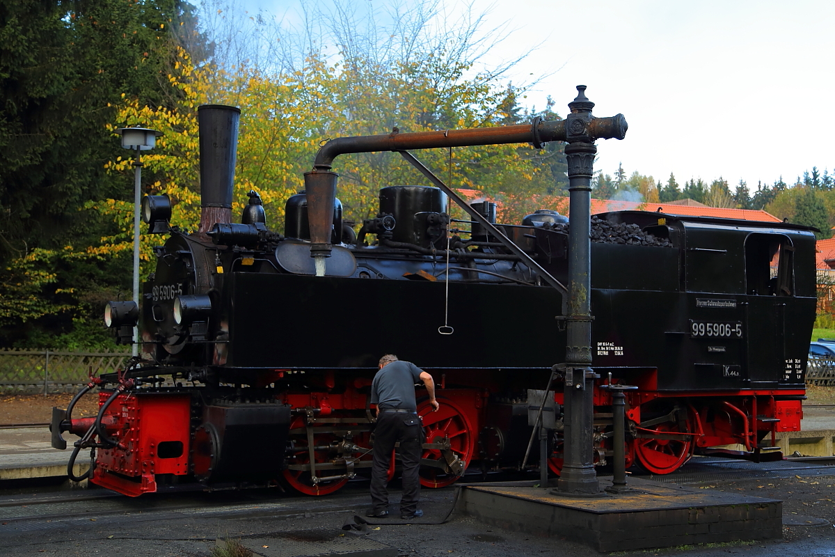 Auch bei 99 5906 gilt:  Wer gut schmiert, der gut fährt! . Aufnahme vom 17.10.2014 im Bahnhof Drei Annen Hohne.