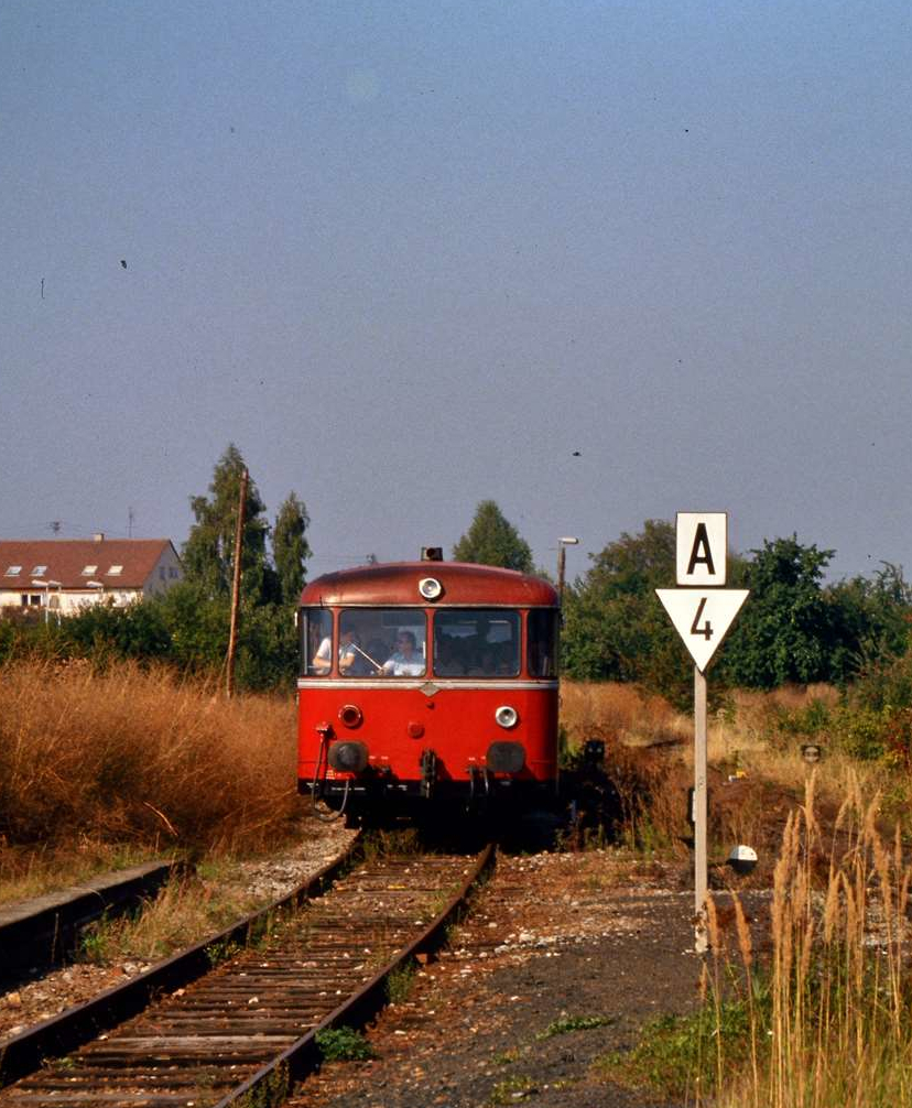 Auch bei Bürgern der Region war die DB-Bahnstrecke Stuttgart-Rohr - Filderstadt ziemlich unbekannt. Sie darf nicht verwechselt werden mit der Filderbahn, und das ist daher auch nicht so einfach zu verstehen, weil sie einige von deren Gleisen nutzte. Von Stuttgart nach Leinfelden war sie eine Strecke der DB. Am 29.09.1985 fand noch eine Sonderfahrt mit Uerdinger Schienenbussen statt, der Zug fährt hier im Bereich des ungepflegten Bahnhofs Leinfelden, der später ein Bahnhof der Stuttgarter S-Bahn wurde.