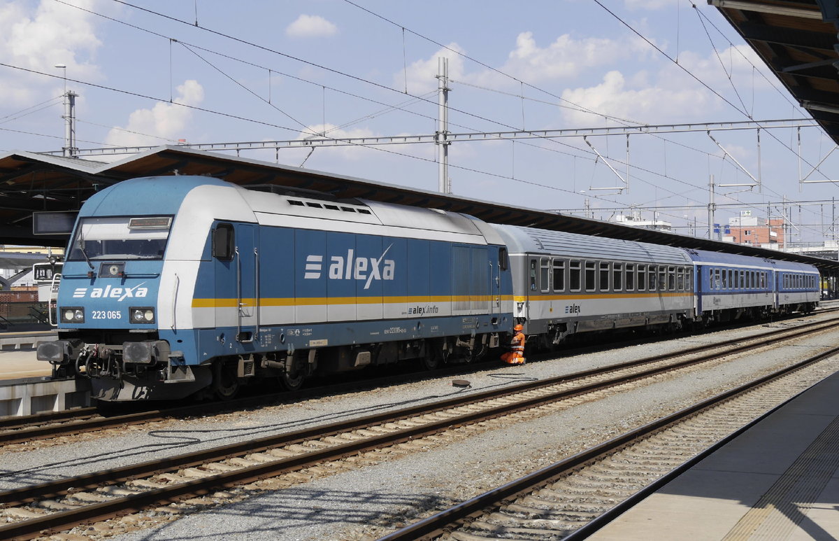 Auch bei den Dieselloks gibt es jetzt eine Alexa: 223 065. Hier mit Ex (ALX) 354 in Pilsen am 12.8.20. Dem Zug fehlt der erste Wagen: der ALEX-AB. Die Fahrt verfügt also nur über die 2. Wagenklasse.
