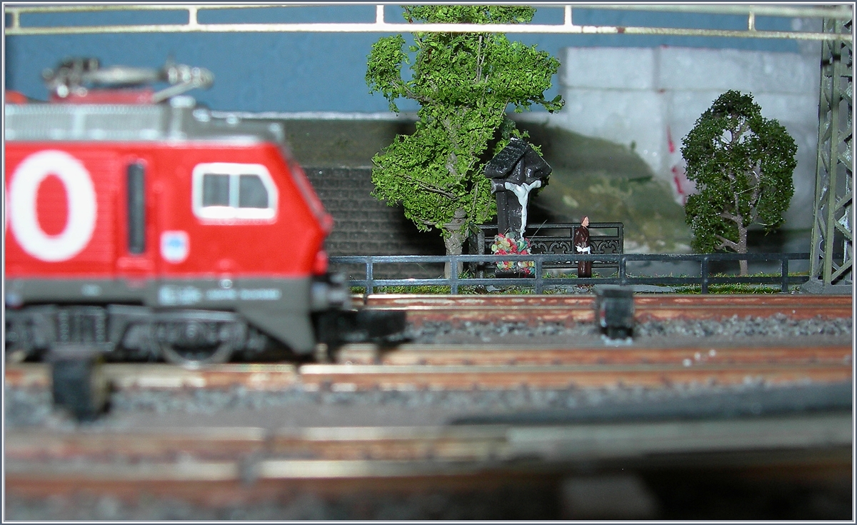 Auch bei diesem Bild ist der Fokus nicht auf die Bahn sondern auf eine kleine Szene neben der Gleisanlage gerichtet.
29. Okt. 2016