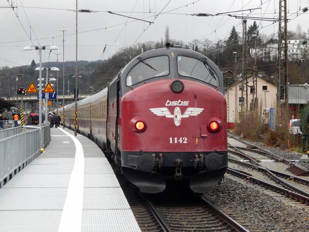 Auch bei schlechten Wetter ein echtes Schmuckstück. Die Nohab 227 005-6 der BSBS hatte am gestrigen Sonntag die ehrenvolle Aufgabe den AKE-Rheingold von Limburg(Lahn) nach Braunschweig zu ziehen. Hier ist sie gerade nach der Annkuft in Siegen auf den Weg nach Herborn wo die Fahrgäste später wieder nach ihrem Aufenthalt in Siegen wieder einsteigen werden.

Siegen 29.11.2015