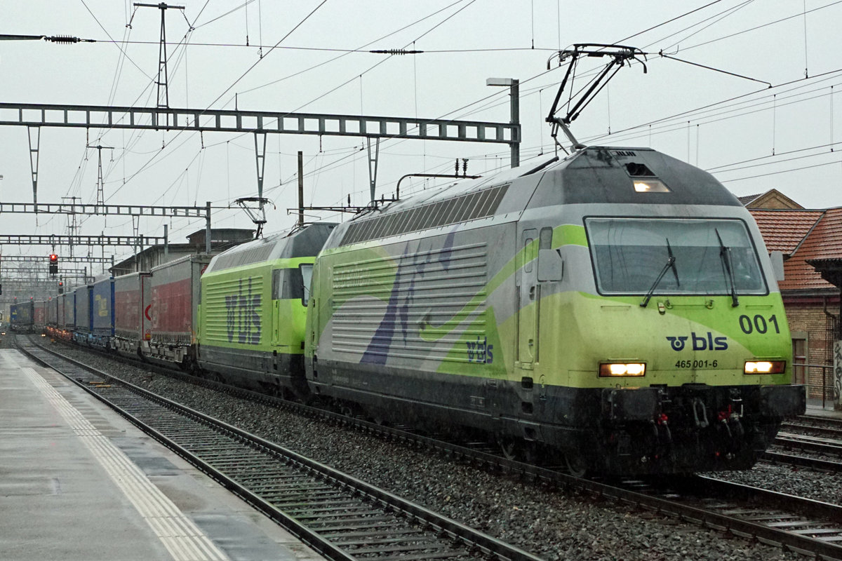 Auch bei starkem Regen, trübem Wetter und mit grünem Anstrich machen die BLS Re 465 eine gute Figur. Das grüne Duo mit der 01 an der Spitze dieses Zuges auf der Fahrt in Richtung Norden anlässlich der Bahnhofsdurchfahrt Burgdorf am 3. Februar 2021.
Foto: Walter Ruetsch
