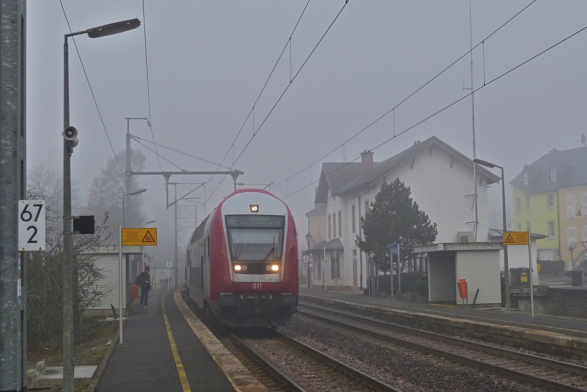 Auch bei uns in Luxemburg ist der Himmel nicht immer himmelblau,
Am 26.11.2020 herrschte dicke Nebelsuppe, als der CFL Steuerwagen 011 im Bahnhof von Wilwerwiltz ankam.
