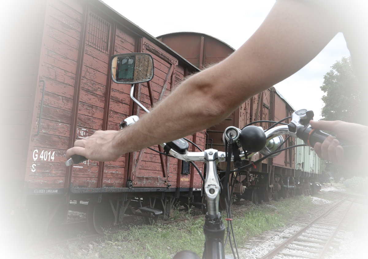 Auch beim Radfahren immer in den Spiegel gucken ,.... 
Maxl´s E-Bike ist immer mit dabei . Feldbahn Stainz 23.06.2018
