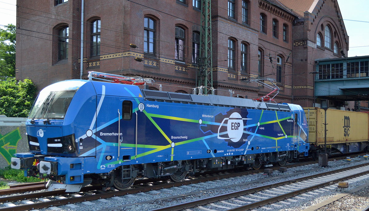 Auch beim zweiten Aufenthalt in Hamburg-Harburg fuhr sie mir noch einmal vor die Linse, die EGP - Eisenbahngesellschaft Potsdam mbH mit der wunderschön gestalteten  192 101  [NVR-Nummer: 91 80 6192 101-4 D-EGP] mit einem Containerzug am 25.06.19