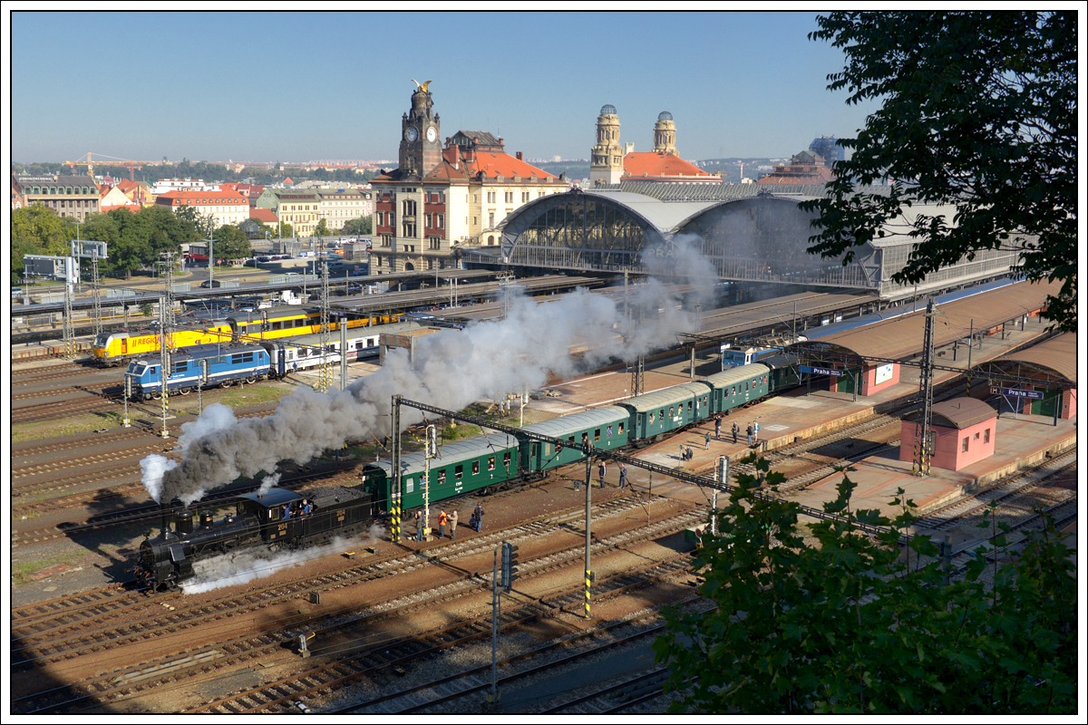 Auch in Benešov u Prahy  gab es am Wochenende 21/22.9.19 ein großes Eisenbahnfest, bei dem neben historischen Dieselloks und Triebwagen auch 8 Dampfloks im Einsatz waren. MAV 204 (MÁV-Baureihe 220) kam extra aus Ungarn zu diesem Fest und bespannte am 21.9.2019 einen Sonderzug von Prag nach Benešov, hier bei der Ausfahrt aus dem Prager Hauptbahnhof am 21.9.2019.