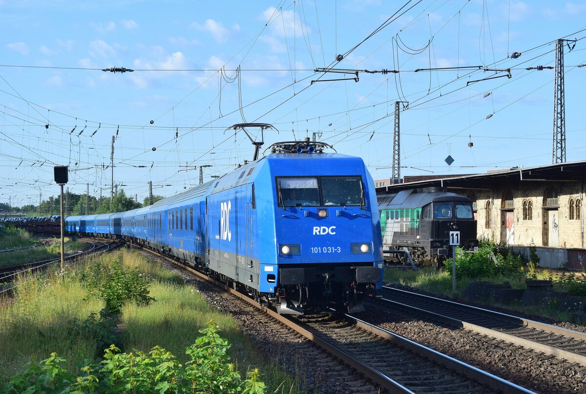 Auch in Blau macht die Baureihe 101 eine gute Figur. 101 031 ist mit dem RDC Autozug unterwegs nach Hamburg und durcheilt hier am Morgen Lüneburg.

Lüneburg 15.07.2023