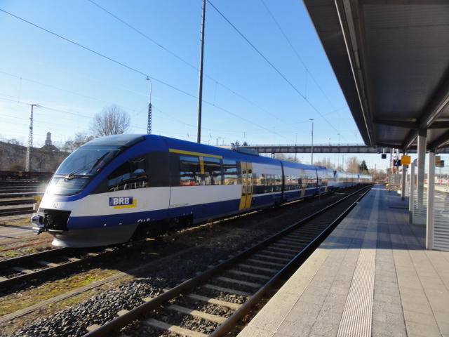 Auch von der BRB hat sich der Meridian Züge ausgeliehen. Während die Herkunft des Vorderen Talent noch offensichtlich ist, muss man bei den zwei Folgenden schon rätseln: der Zweite ist einfach nur weiß lackiert, der Dritte in klassischen Veolia-Farben, jedoch ohne Logo gehalten...
Rosenheim am 16.12.2013