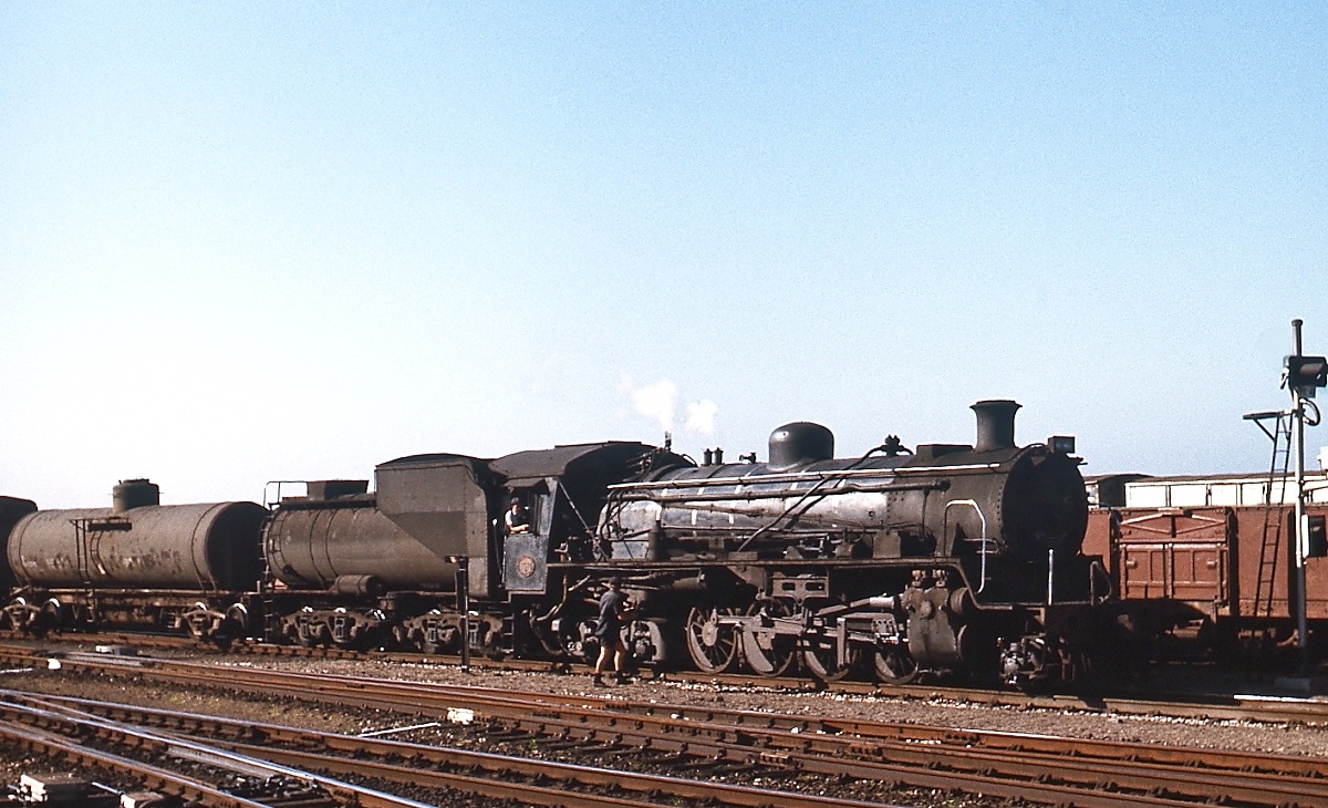 Auch die Class 24 war in Port Elizabeth im November 1976 anzutreffen (ungefähre Positionsangabe). 100 dieser für den Nebenbahndienst vorgesehenen Berkshires lieferte North British in den Jahren 1949 und 1950. Sie wurden in den 1980er Jahren ausgemustert.