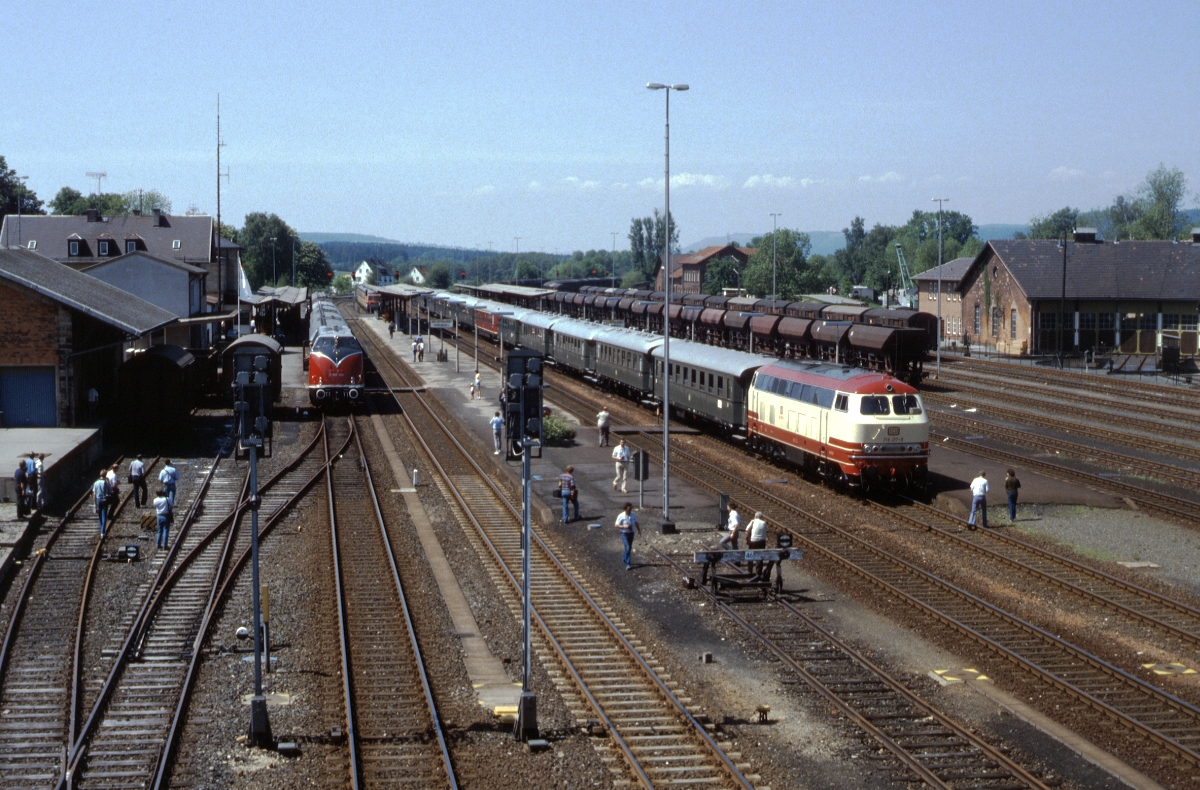 Auch die damals einzige 218 in TEE-Farben (218 217) wurde im Jubilumsjahr besonders herausgeputzt und als  Schmankerl  zusammen mit den anderen historischen Gro-Dieselloks  V 200 002  und  V 160 003  eingesetzt (Neuenmarkt-Wirsberg, Juni 1985).