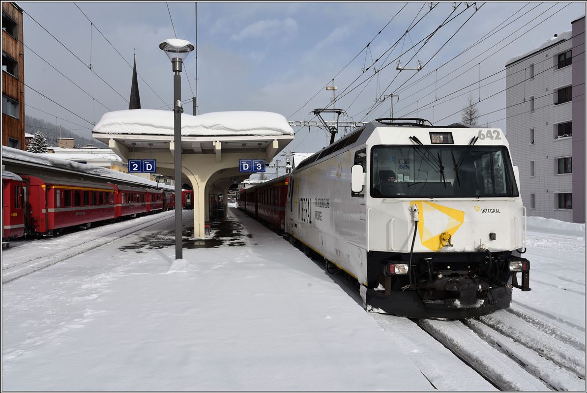 Auch Davos hat seine Ladung Schnee erhalten. R1833 mit Ge 4/4 III 642  Breil/Brigels  fährt nach Filisur. (19.01.2018)