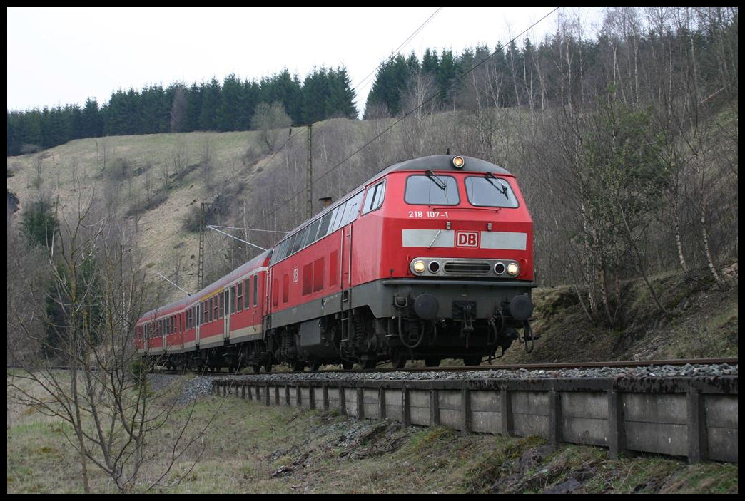 Auch die DB Baureihe 218 war im Personenzug Dienst auf der Rübelandbahn anzutreffen. Am 24.4.2005 bekam ich 218107-1 mit dem Regionalzug nach Elbingerode am Ortsrand von Rübeland vor die Linse.