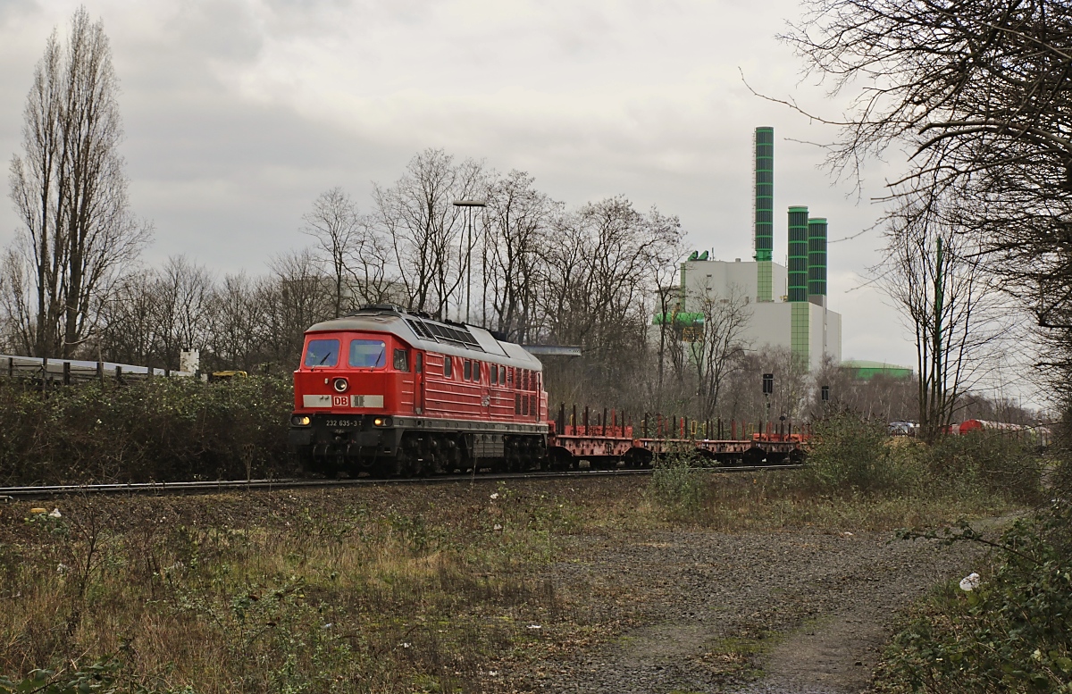 Auch DB-Loks bedienen die Strecke von Duisburg-Hochfeld Süd nach Hüttenheim, hier die 232 635-3 am 18.02.2020 bei der Durchfahrt in Duisburg-Wanheim