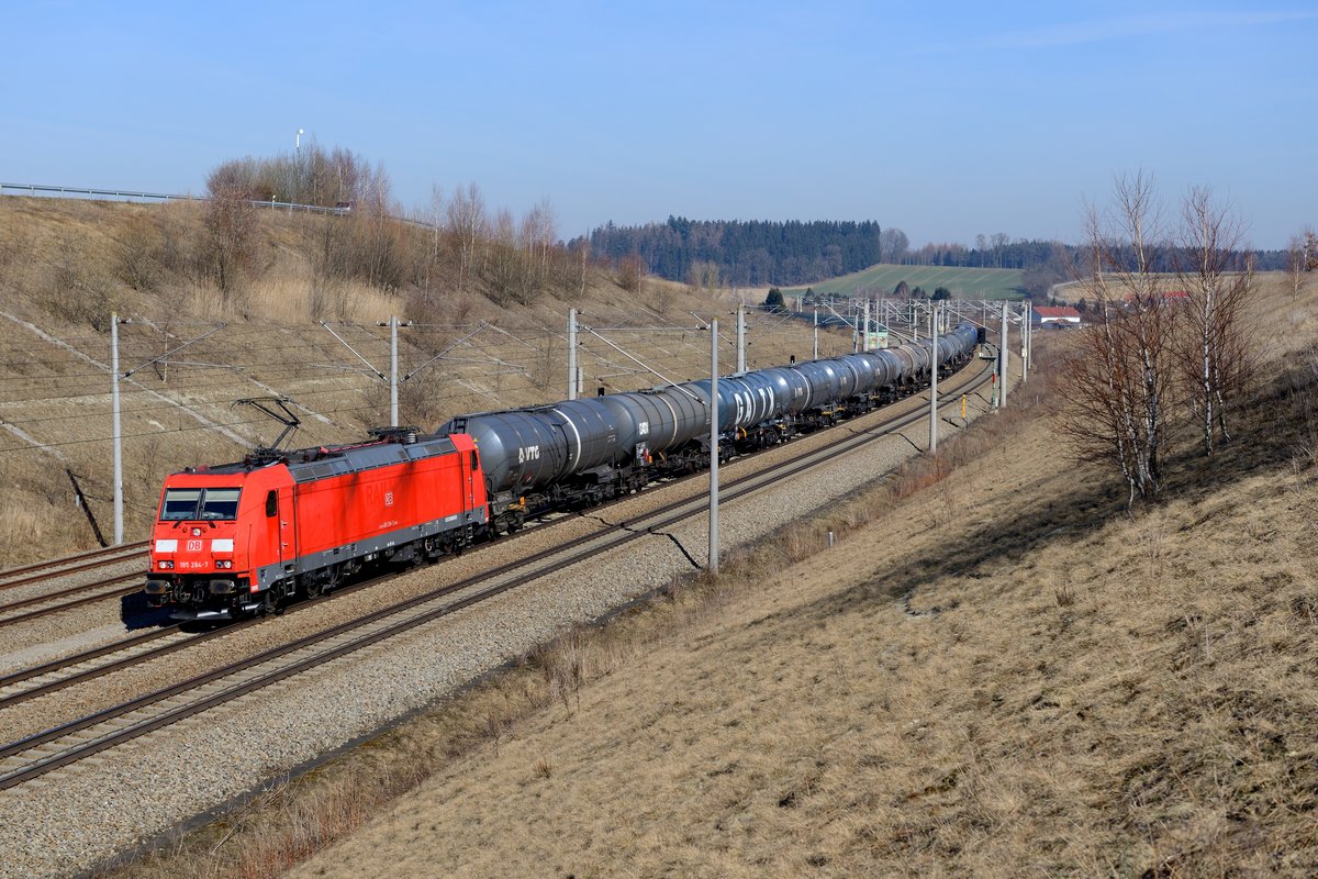 Auch DB Schenker ist nach wie vor im Mineralöl-Transport zwischen Ingolstadt und München tätig, so z.B. am 10. März 2015 die 185 284, die am Vormittag mit einem langen Ganzzug, bestehend aus Kesselwagen, bei Unterweilbach fotografiert werden konnte.