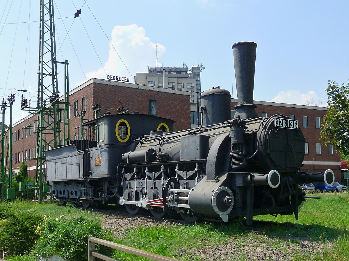 Auch in Debrecen ist eine alte MAV-Dampflok ausgestellt, hier 326.136; 26.6.2016 