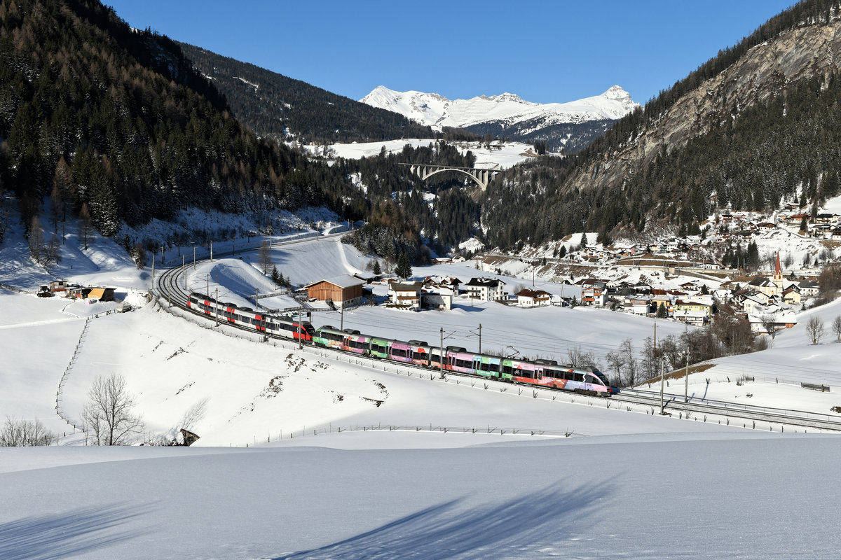Auch dem Nahverkehr auf der Brennerbahn sei ein Bild gewidmet - zumal sich der Fahrzeugeinsatz am 09. Februar 2020 auch attraktiv gestaltete. Mit einem weiteren Talent-Triebzug war 4024.088 als R 5311 nach Wörgl unterwegs und konnte im verschneiten Valsertal bei Sankt Jodok aufgenommen werden. Das bunt gestaltete Fahrzeug wirbt für den Verkehrsverbund Tirol. 