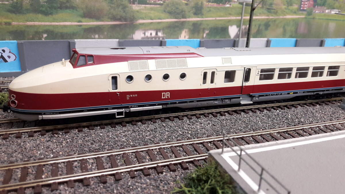Auch die Deutsche Reichsbahn entwarf eine hochwertigen Dieseltriebwagen, den VT 18.16 später BR 175 und zu DB Zeiten BR 675. Er war zu DR Zeiten für den hochwertigen Auslandverkehr vorgesehen. Im Grunde ein Gegenstück zum DB VT 11.5 . Ab dem Jahre 1992 als BR 675 lief er als Museumszug bis 2003 im Nostalgieprogramm der DB. Das Modell ist von Kato in der DB Museumsversion , 73208 ( auch zu erkennen am blauen Streifen am unteren Rand). 