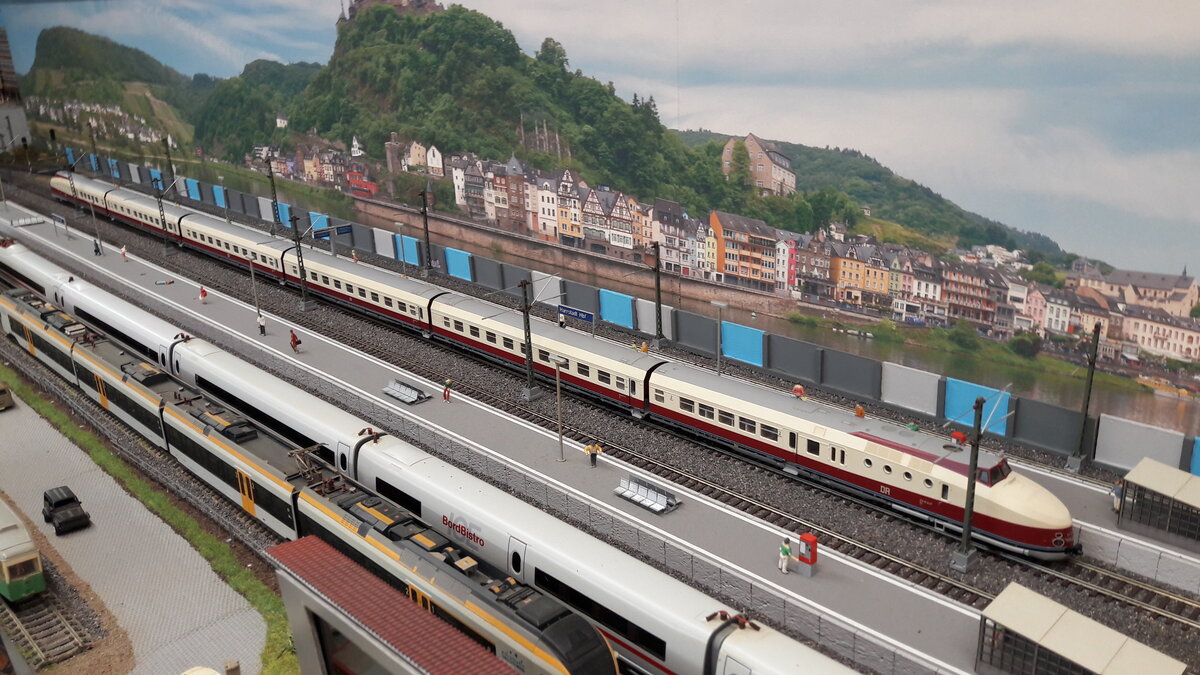 Auch die Deutsche Reichsbahn entwarf eine hochwertigen Dieseltriebwagen, den VT 18.16 später BR 175 und zu DB Zeiten BR 675. Er war zu DR Zeiten für den hochwertigen Auslandverkehr vorgesehen. Im Grunde ein Gegenstück zum DB VT 11.5 . Ab dem Jahre 1992 als BR 675 lief er als Museumszug bis 2003 im Nostalgieprogramm der DB. Das Modell ist von Kato in der DB Museumsversion , 73208 ( auch zu erkennen am blauen Streifen am unteren Rand). Hier mal der Kpl. Zug zu sehen. 