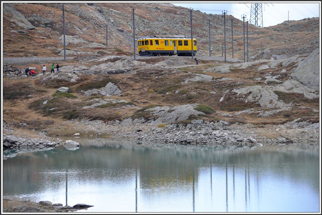 Auch der Diensttriebwagen 23201 ist auf dem Weg ins Depot nach Poschiavo. (08.10.2015)