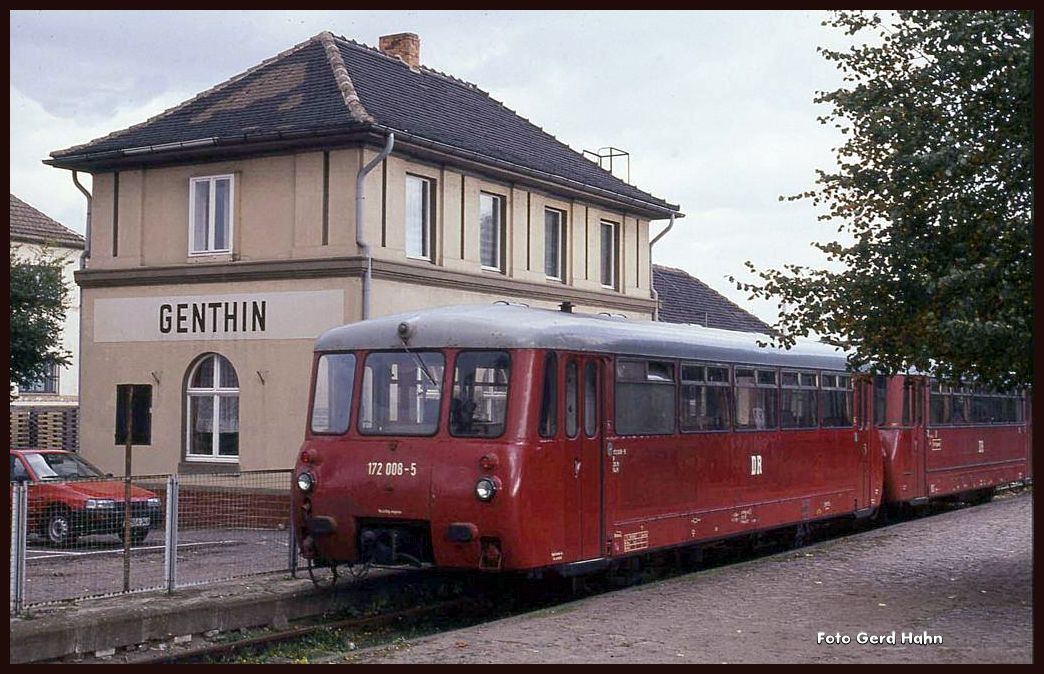 Auch diesen Anschluss gibt es nicht mehr: Die  Ferkeltaxe  172008 wartet am 19.10.1991 um 14.01 Uhr im Bahnhof Genthin auf die Abfahrt nach Jerichow.