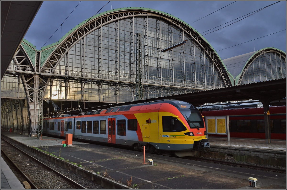 Auch diesen Triebzug hatte ich zum ersten Mal in vernünftigem Licht erwischt. 429 042 der HLB am Frankfurter Hauptbahnhof. Januar 2015.