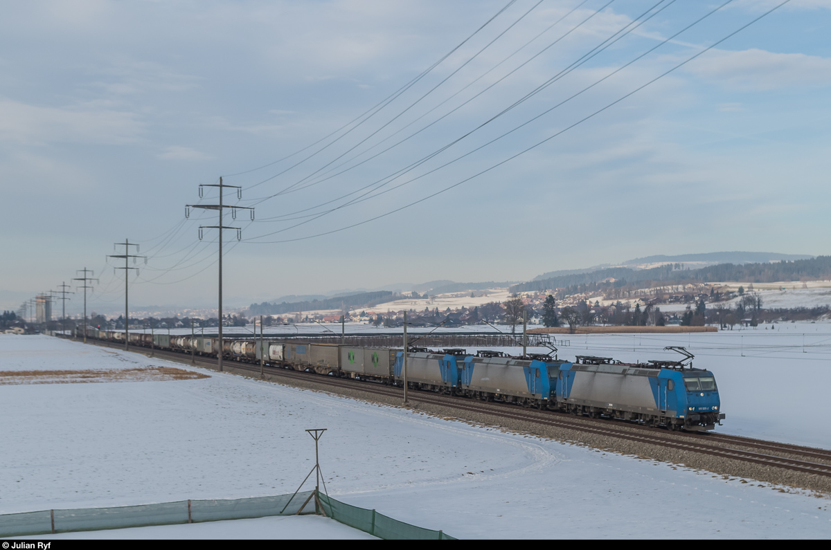 Auch diesen Zug mit 185 535 zuvorderst hat Walter Ruetsch bereits einige Kilometer früher abgelichtet (ID 992251). Hier befindet sich der UKV-Zug kurz vor Kiesen. 28. Januar 2017.