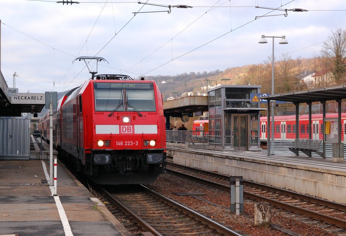 Auch dieses Bild ist so nicht mehr mehr zu machen in Neckarelz.
Hier steht 146 223-3 mit einer RB nach Stuttgart Hbf auf Gleis 1 und wartet auf den Abfahr auftrag. 1.12.2013