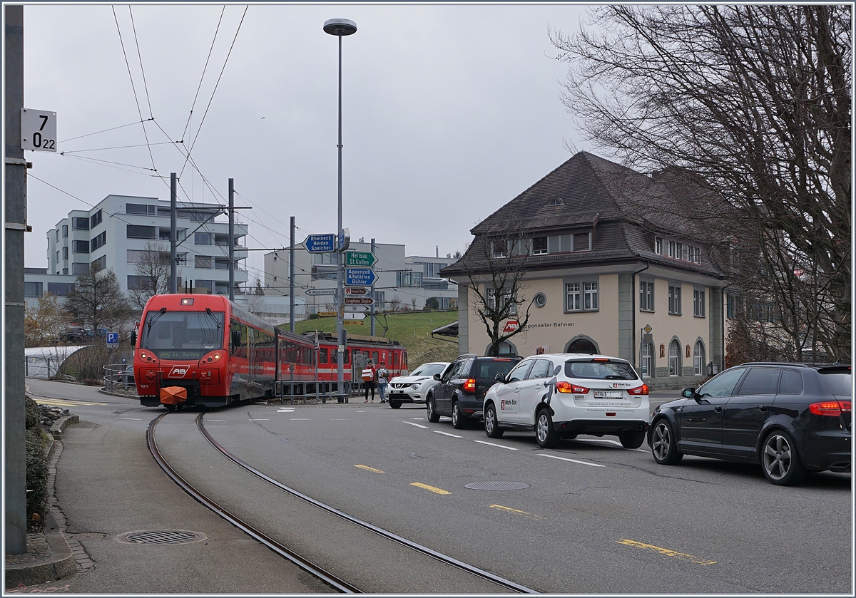 Auch dieses Sujet wird es in naher Zukunft nicht mehr geben: Die hier zu sehende Zug wird verschrottet und die Bahnhofseinfahrt in Teufen wird umgestaltet (Kreisverkehr/Bürgersteige/Kreuzungsgleise).
17. März 2018