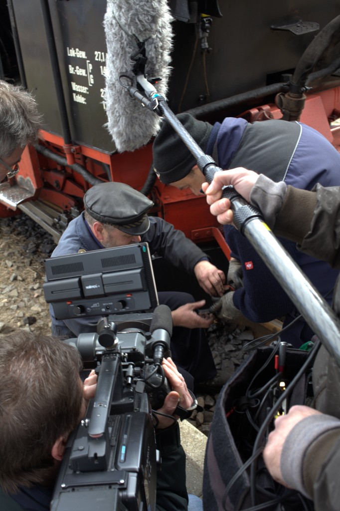 Auch die Döllnitzbahn verfügt über ein Druckluftbremssystem.Da muss schon ab und an mal eine Dichtung gewechselt werden, sicher Routine für  Meister und Zugführer.
Allerding nicht für das Fernsehteam vom MDR, welches den Dictungswechsel filmte.
Oschatz, 22.03.2015 13:33 Uhr.