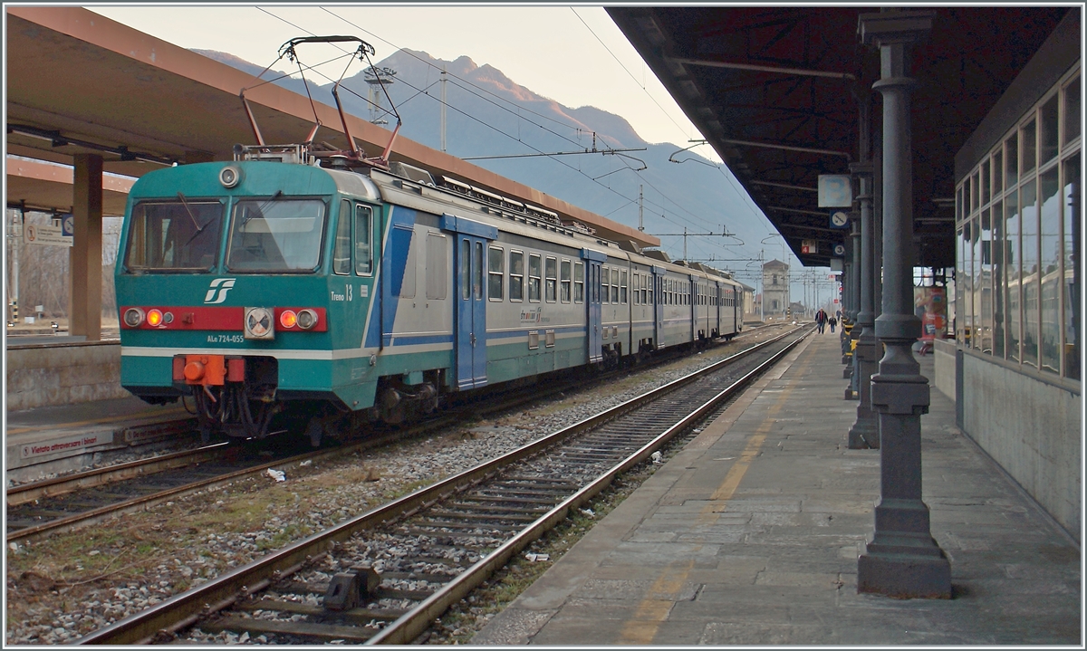 Auch der in Domodossola auf die Abfahrt nach Novara wartetende Ale 724-055 wurde einige Monate später durch neue  Miuetto   Ale 501 ersetzt. 

27. Dezember 2015