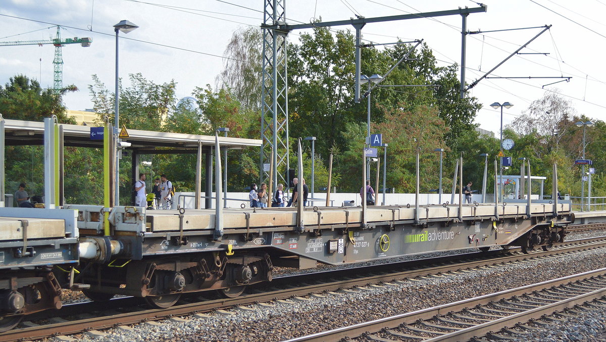 Auch diese Drehgestell-Flachwagen kommen bei der Fa. Railadventure als Schutzwagen bei Überführungen zum Einsatz, der Wagen trägt die Nr. 33 RIV 80 D-RADVE 4737 027-9 Sfps am 24.09.20 Bf. Golm (Potsdam).